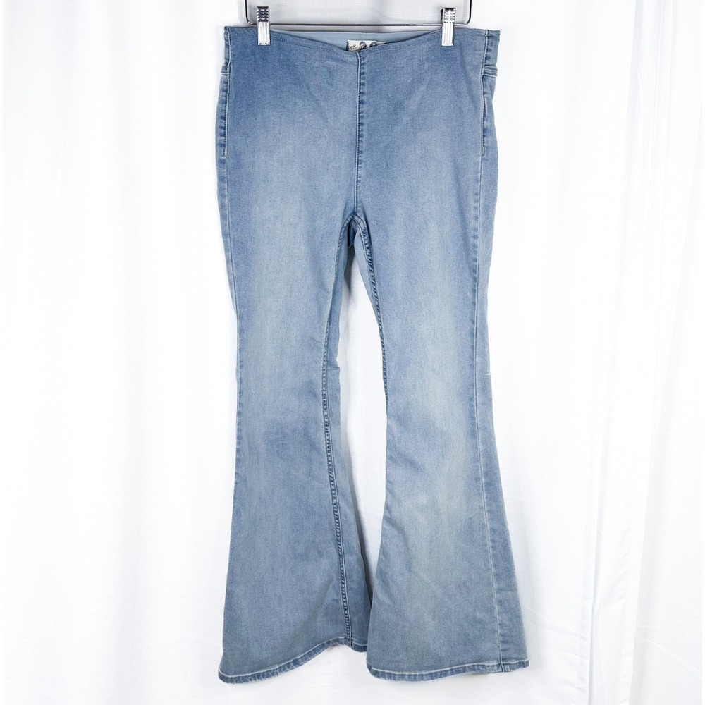 We The Free Thirty Flare Jeans Womens 30 Short Light Wash Pull On Stretch EUC